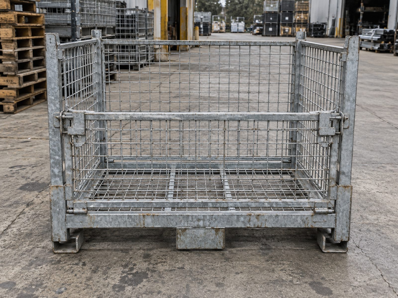 Example of a used mesh stillage, front view with drop-down gate